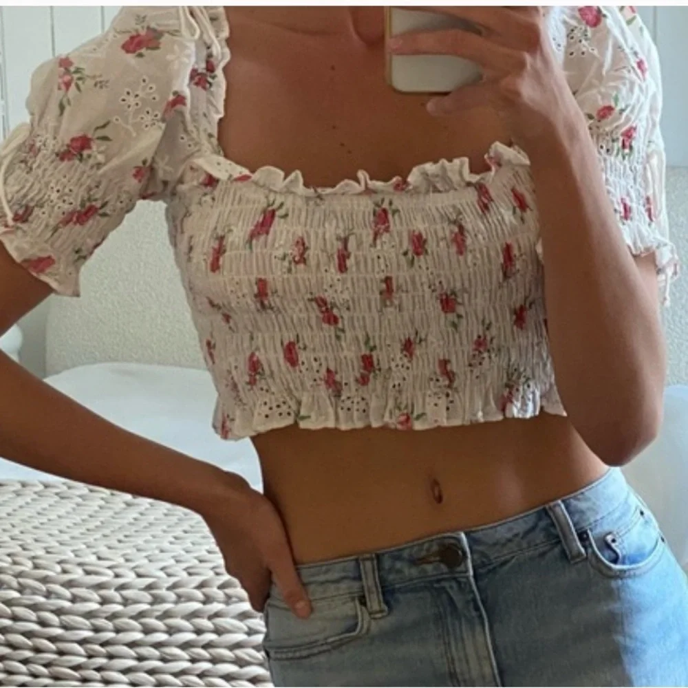 Beige Botany Blue Eyelet Smocked Crop Tie Shoulder Puff Sleeve Floral Blouse M